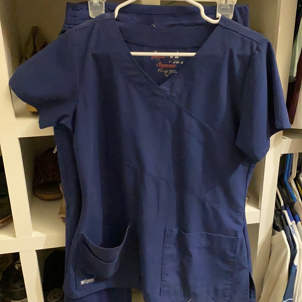 Small navy scrub set. Greys anatomy by Barco.